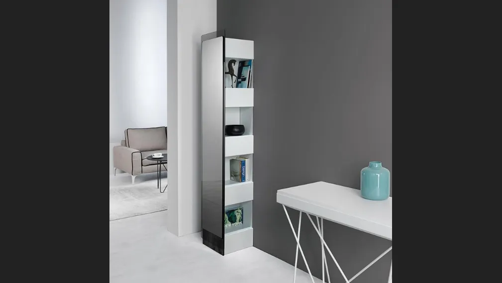 Specchiera contenitore da terra con cornice in vetro trasparente Hide di Pezzani