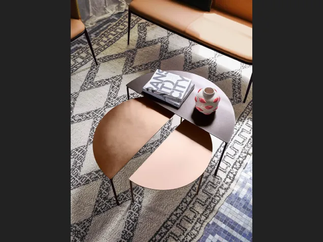 Tavolino in metallo a forma di mezzaluna proposto in 3 altezze Hoodi di Midj