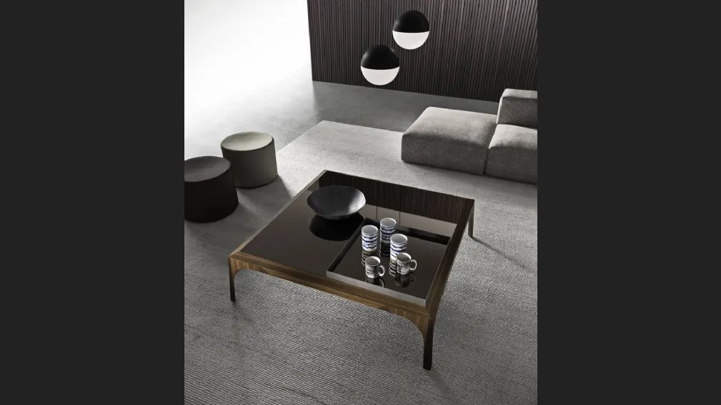 Tavolino quadrato Relevè con top in vetro lucido con vassoio in metallo incorporato e base in legno di Presotto