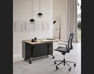 Scrittoio Scrivania Mobile compatto su ruote con top in legno e struttura in laccato opaco di Presotto