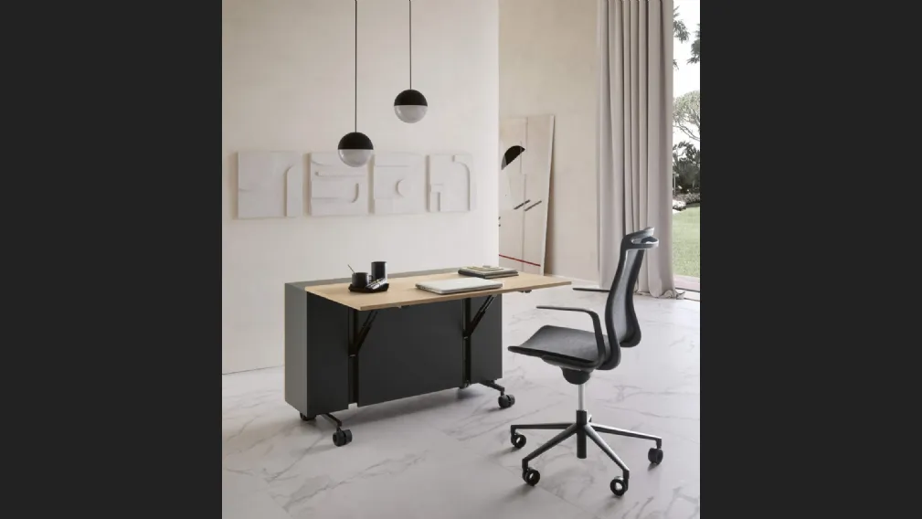 Scrittoio Scrivania Mobile compatto su ruote con top in legno e struttura in laccato opaco di Presotto