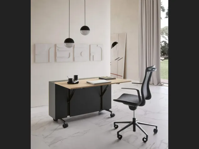 Scrittoio Scrivania Mobile compatto su ruote con top in legno e struttura in laccato opaco di Presotto