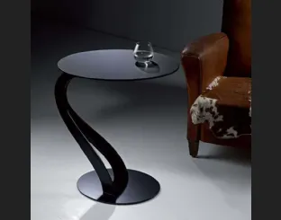 Tavolino di design con struttura in acciaio verniciato e ripiano in vetro temperato con finitura acidata Swan di Pezzani