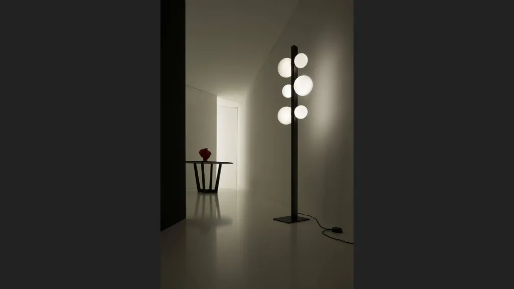 Lampada da terra in alluminio con diffusore in vetro soffiato bianco latte Ics di Vesoi