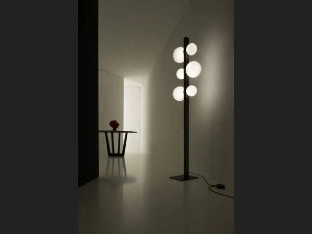 Lampada da terra in alluminio con diffusore in vetro soffiato bianco latte Ics di Vesoi