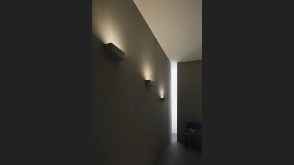 Lampada da parete con corpo in cemento naturale Ideacemento di Vesoi