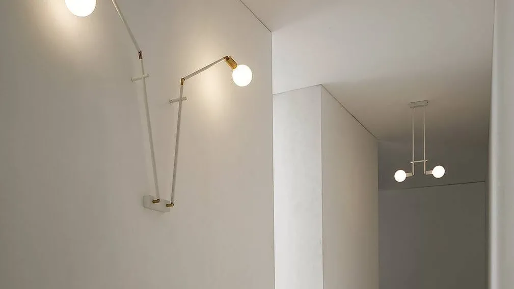 Lampada da parete con snodi regolabili in acciaio e ottone verniciato Tiperdue di Vesoi