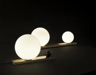 Lampada da tavolo in ottone con diffusore in vetro soffiato bianco latte Nash di Vesoi