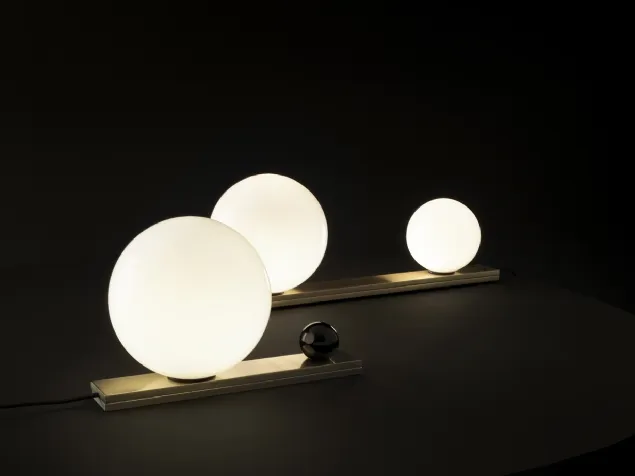 Lampada da tavolo in ottone con diffusore in vetro soffiato bianco latte Nash di Vesoi