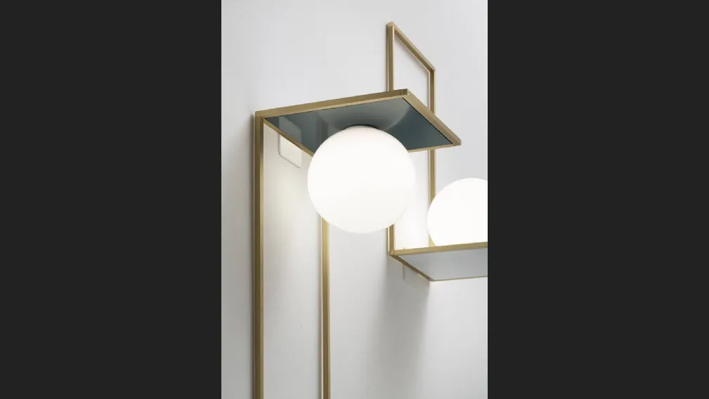 Lampada da parete in ottone con diffusore in vetro bianco latte Sottomultiplo di Vesoi