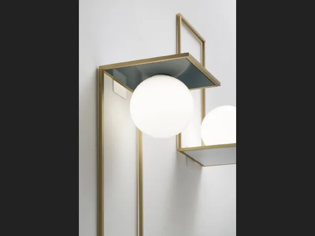 Lampada da parete in ottone con diffusore in vetro bianco latte Sottomultiplo di Vesoi