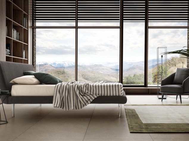 Letto Metropolitan in tessuto imbottito di Le Comfort