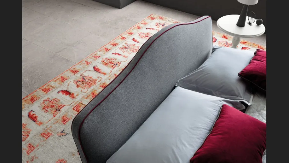 Letto in tessuto imbottito con testiera sagomata Rosa di Le Comfort