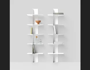 Libreria da parete realizzata con ripiani in alluminio e colonna in acciaio verniciatoLift di Pezzani