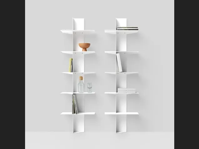 Libreria da parete realizzata con ripiani in alluminio e colonna in acciaio verniciatoLift di Pezzani