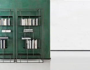 Libreria Tower in metallo in versione freestanding con basamento in marmo di Presotto