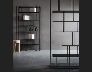 Libreria Tower in metallo in versione freestanding con basamento in marmo di Presotto