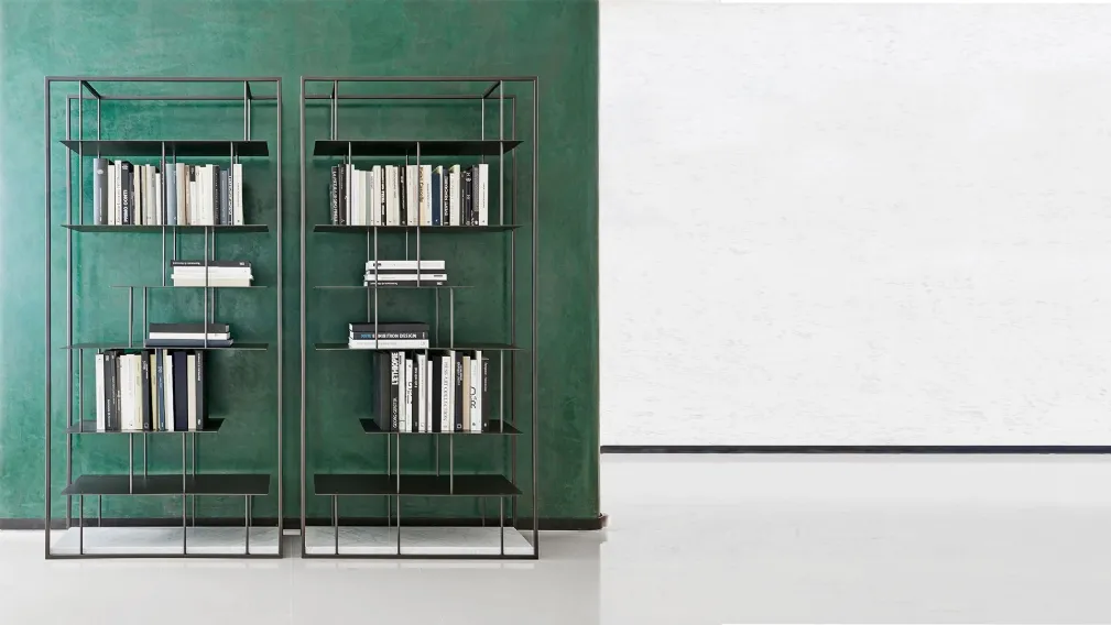 Libreria Tower in metallo in versione freestanding con basamento in marmo di Presotto