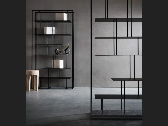 Libreria Tower in metallo in versione freestanding con basamento in marmo di Presotto