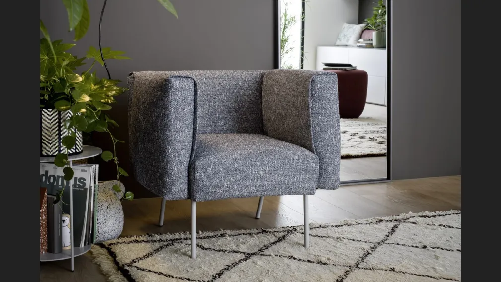 Poltroncina Onni in tessuto imbottito di Novamobili
