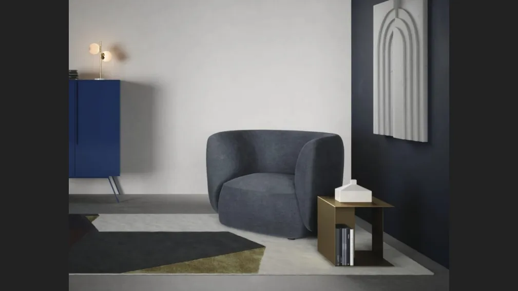 Poltroncina Blossom in tessuto imbottito dalle linee curve di Novamobili