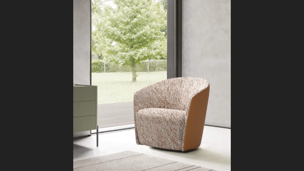 Poltroncina accogliente in tessuto Fuller con base girevole Presotto