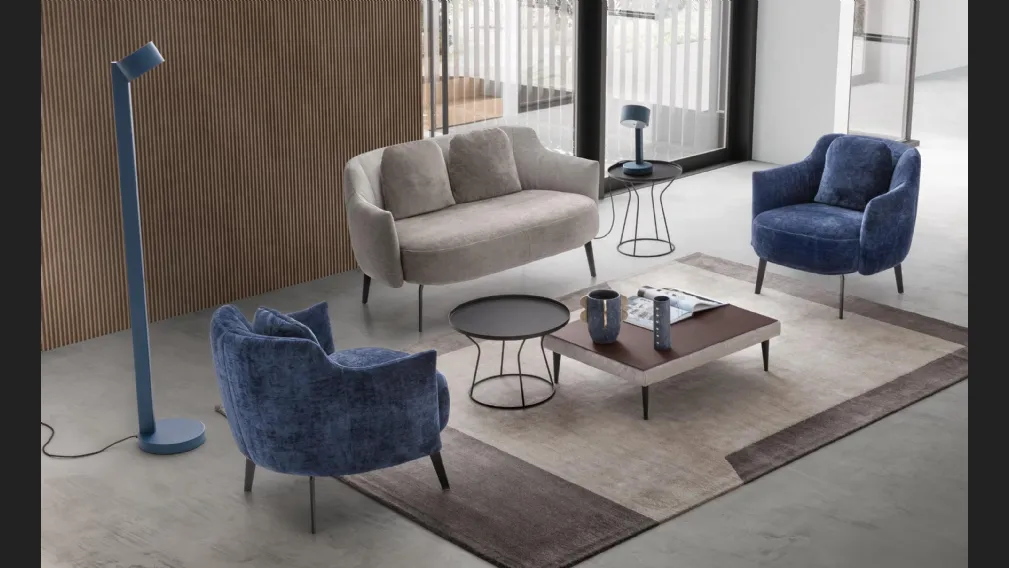 Divano lineare in tessuto Shelley Loveseat di Le Comfort