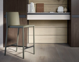 Sgabello Melodie con seduta imbottita e rivestita in ecopelle e struttura in metallo di Arredo3