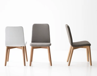 Sedia Cloe 5 in tessuto imbottito con struttura in massello di Frassino di Pointhouse