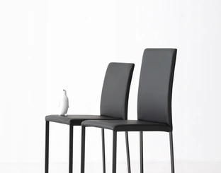 Sedia Giulia rivestita in ecopelle con gambe metalliche di Pointhouse