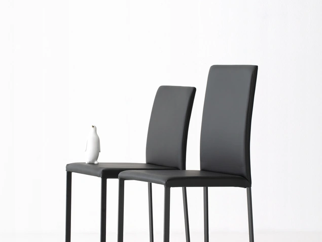 Sedia Giulia rivestita in ecopelle con gambe metalliche di Pointhouse