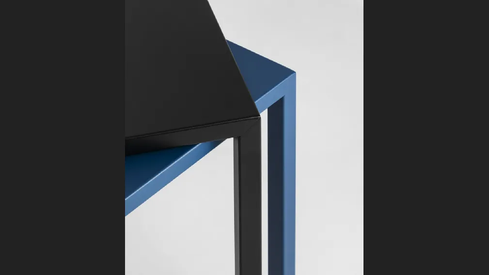 Tavolo impilabile Fold in metallo di Midj