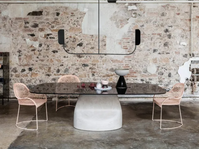 Tavolo con top in vetro e base effetto cemento Gran Sasso di Midj