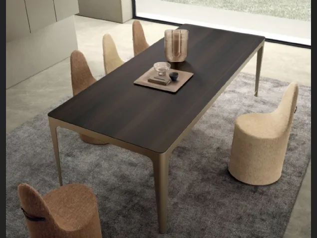 Tavolo Grand More con top in essenza Legno e base in metallo di Presotto