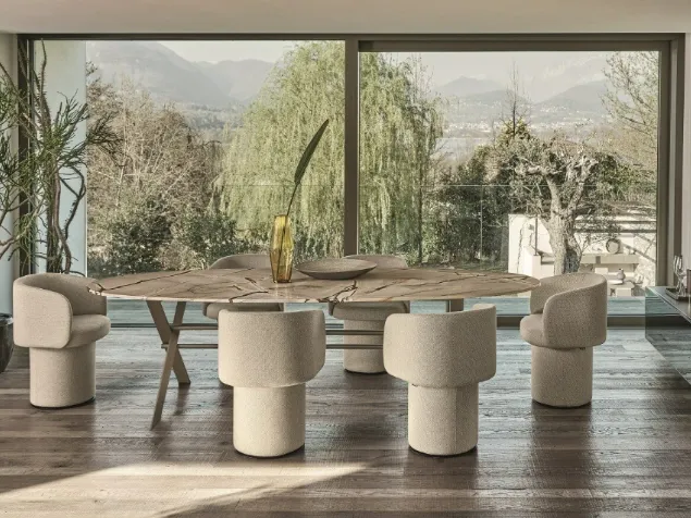 Tavolo ovale Ics in marmo con struttura in metallo di Ditre Italia