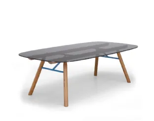 Tavolo con top a botte in vetro e gambe in legno Suite di Midj
