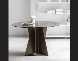 Tavolo rotondo Monolith con top in vetro di Pezzani