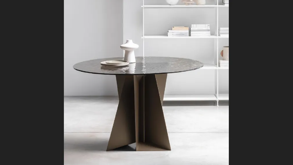 Tavolo rotondo Monolith con top in vetro di Pezzani