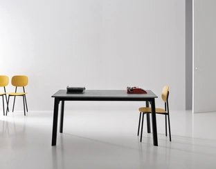 Tavolo Drop Basic con piano in laminato e base in metallo di Pointhouse