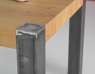 Tavolo allungabile Tola in legno impiallacciato rovere nodato di Pointhouse