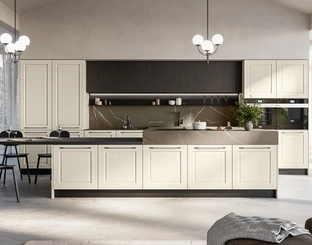 Cucina Classica in frassino bianco con isola Asolo di Arredo3