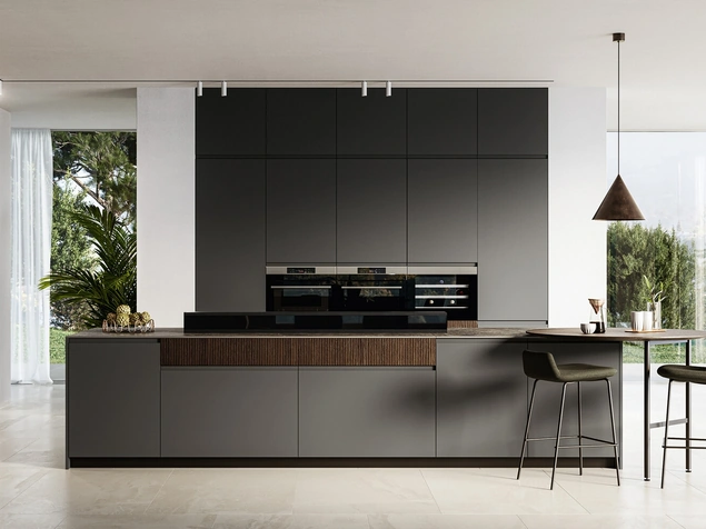 Cucina Moderna con isola Wega 01 in pet lavagna e millerighe noce di Arredo3