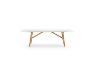 Tavolo Isamu con top in gres Calce Bianca e base in legno di Ditre Italia